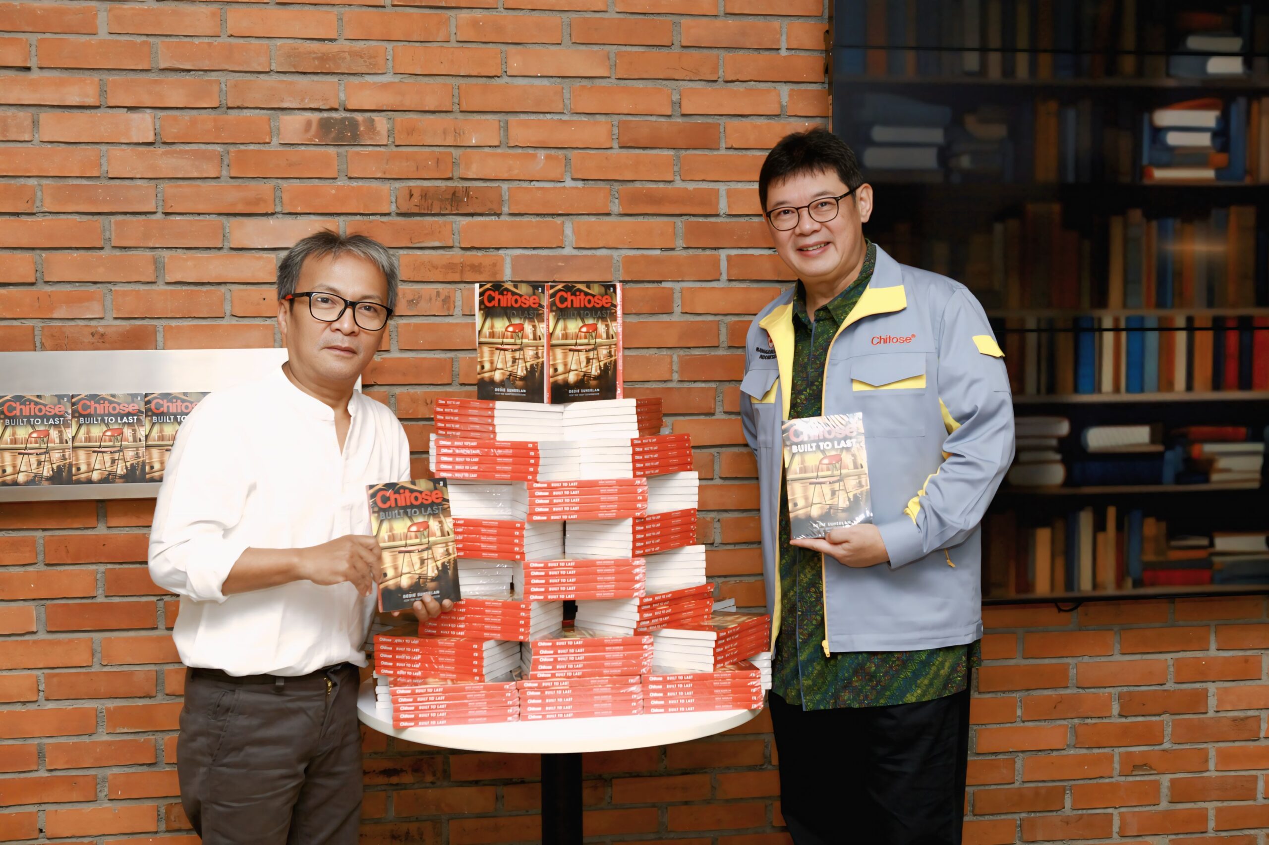 momen foto Bapak Dedie selaku penggagas buku dan Bapak Ahda Imran
