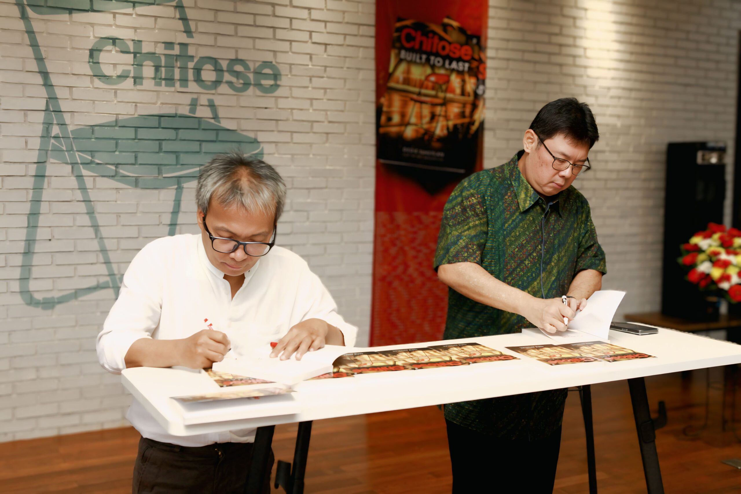 Penandatanganan buku sebagai simbolis atas resminya launching buku Chitose Built to Last 