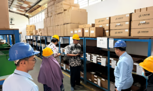 Gudang Chitose Industri dengan Pekerja